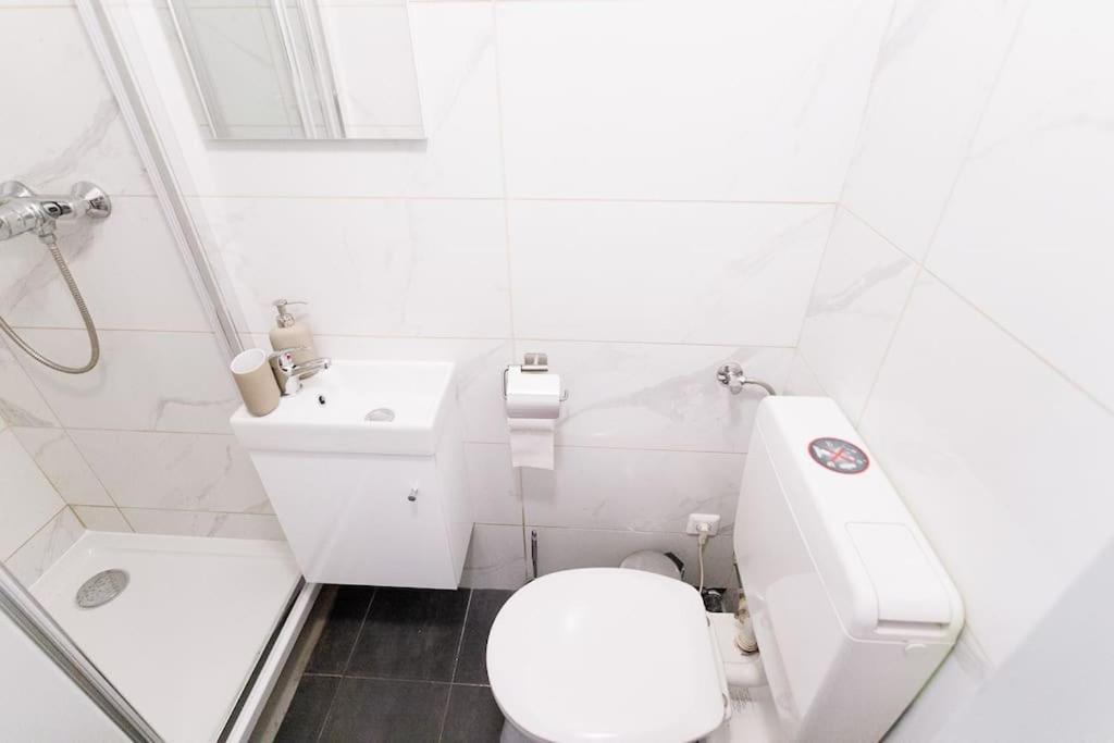 Urban Capsule Apartment - Near Mariahilfer Strasse เวียนนา ภายนอก รูปภาพ